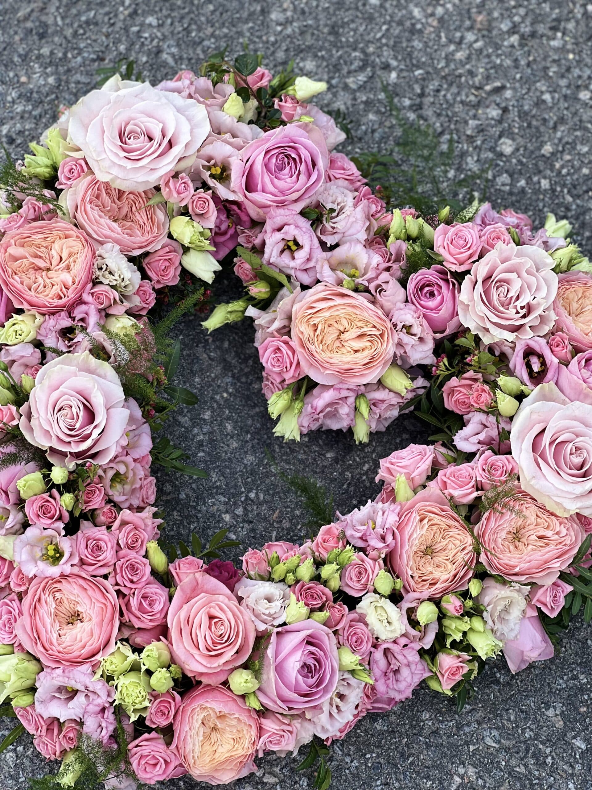 Handbundna blommor med leverans logotyp