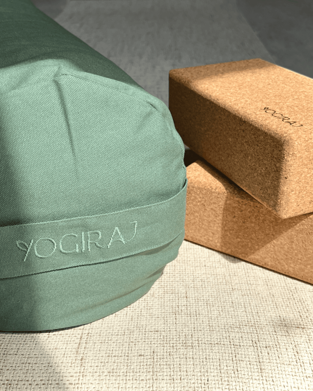 Yogiraj logotyp